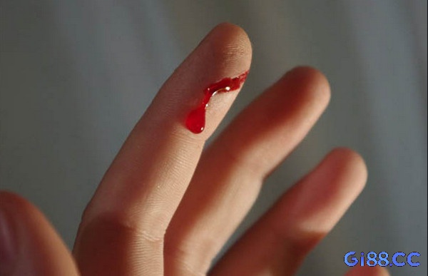 Máu trên tay có thể thể hiện cảm giác tội lỗi hoặc trách nhiệm về một hành động nào đó