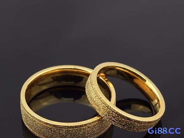 Mơ nhẫn vàng trên đường có thể tượng trưng cho những cơ hội bất ngờ và may mắn sẽ đến với bạn