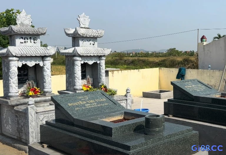 Mơ hai ngôi mộ được trang trí, biểu thị sự ghi nhớ