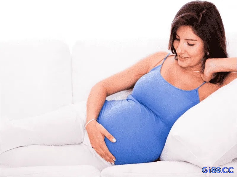 Mơ một người phụ nữ tươi cười khi mang bầu, thể hiện sự hạnh phúc và sáng tạo