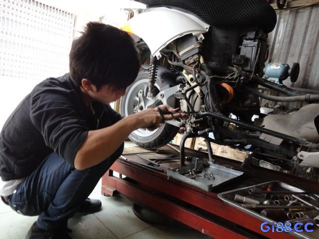 Mơ sửa chữa xe máy là dấu hiệu cho thấy đề thủ cần tập trung vào việc sửa chữa các mối quan hệ