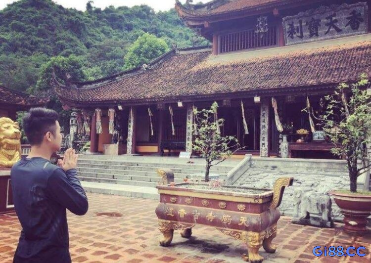 Giải mã giấc mơ thấy thắp hương: Hình ảnh thắp hương tại bàn thờ, thể hiện lòng tôn kính và kết nối với nguồn cội
