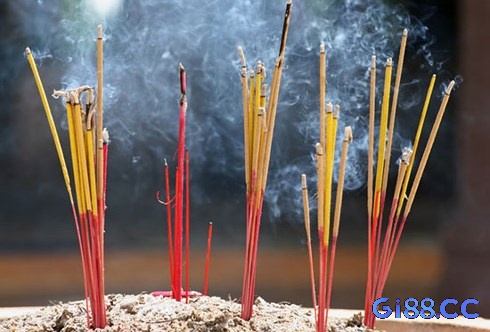 Giải mã giấc mơ thấy thắp hương: Hình ảnh thắp hương cho người khác, thể hiện lòng nhân ái và sự quan tâm