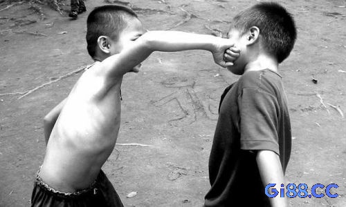 Hình ảnh đánh nhau để bảo vệ người khác, thể hiện bản năng bảo vệ và tình cảm sâu sắc