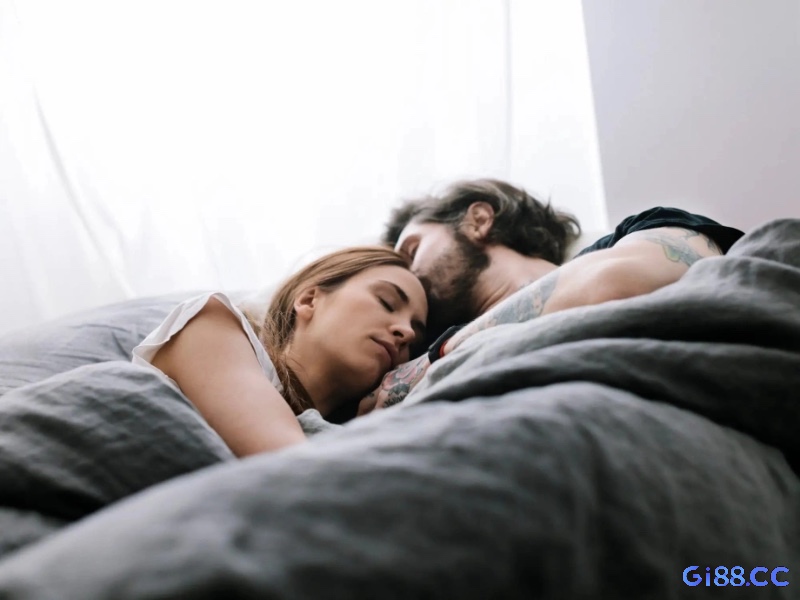 Mơ thấy làm chuyện ấy với người đã có gia đình có thể phản ánh sự ngưỡng mộ những phẩm chất như ổn định, an toàn hoặc thành công