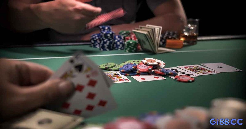 Áp dụng kỹ thuật xem bài thông minh để củng cố cách chơi poker không bị bắt bài.