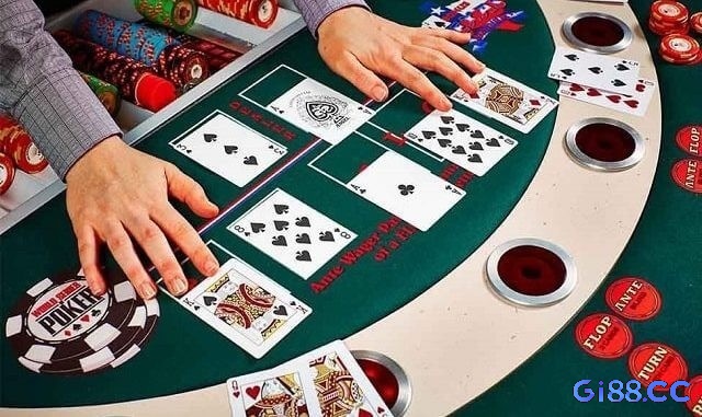 Bài poker có 4 vòng cược tố để mở 5 lá bài chung