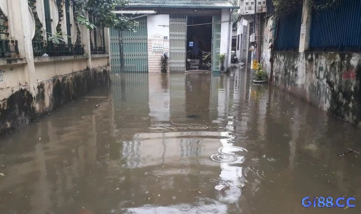 Nằm mơ thấy nước ngập đường đánh con gì nếu nước sạch tràn vào nhà báo tài lộc, nước bẩn cảnh báo mâu thuẫn, thị phi và vấn đề sức khỏe gia đình