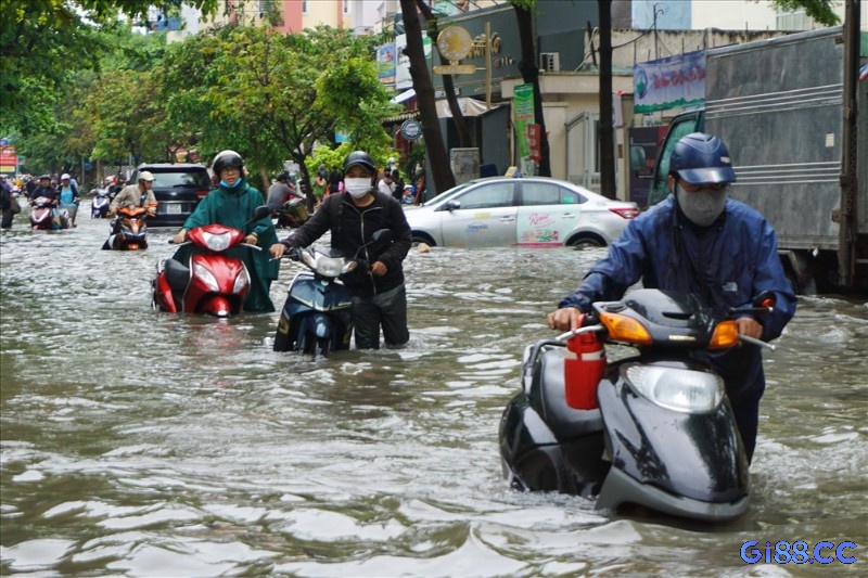 Nước bẩn ngập đường cảnh báo thị phi, khó khăn tài chính hoặc rắc rối trong mối quan hệ xã hộiNước bẩn ngập đường cảnh báo thị phi, khó khăn tài chính hoặc rắc rối trong mối quan hệ xã hội