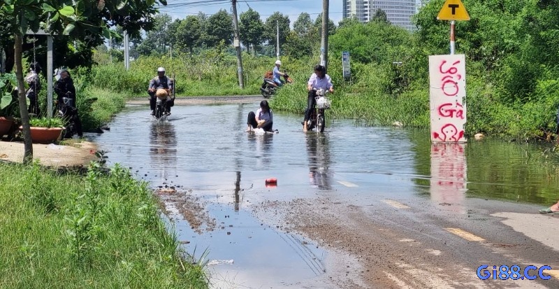Hình ảnh lội qua nước ngập tượng trưng cho sự kiên cường, vượt khó khăn và tiến gần đến thành công
