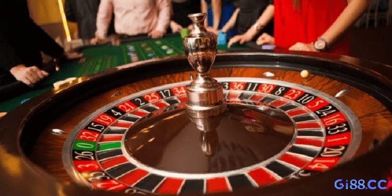 Quả bóng rơi vào số chẵn hay lẻ với tỷ lệ thắng gần 50% trên bàn roulette.