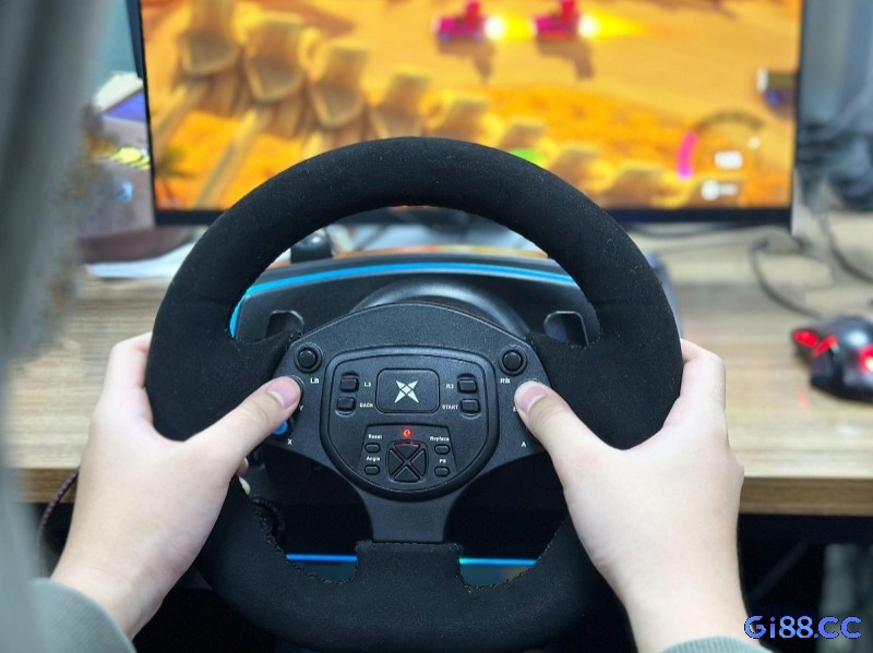 Vô lăng, pedal, tay cầm và bàn phím giúp nâng cao trải nghiệm game lái xe PC.