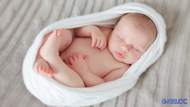 Giải mã giấc mơ thấy em bé đánh con gì mà thấy em bé trai thường được xem là dấu hiệu của may mắn, tài lộc và khởi đầu thuận lợi.