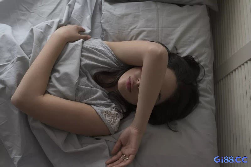 Mơ thấy người chết đuối có thể là lời nhắc nhở bạn cần giải tỏa áp lực, tìm lại sự cân bằng và bình an nội tâm.