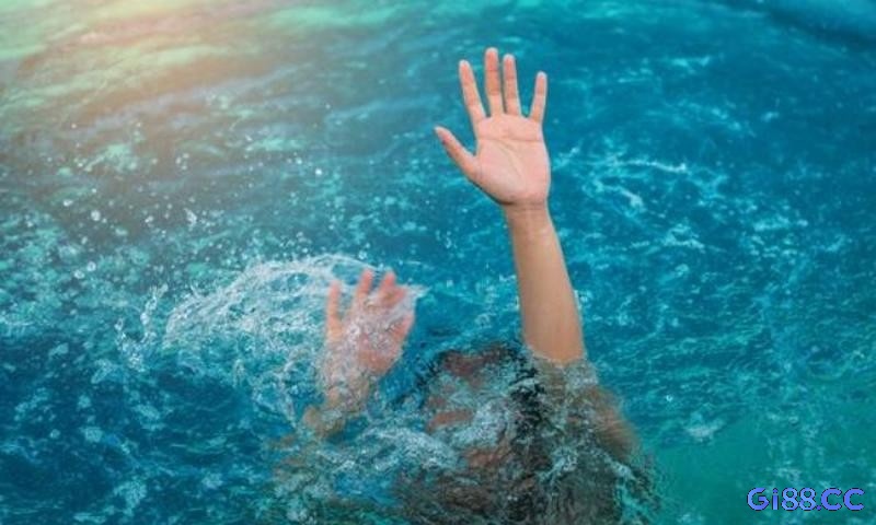 Mơ thấy mình chết đuối tượng trưng cho cảm giác bế tắc, nhưng cũng là dấu hiệu của sự tái sinh từ khó khăn.