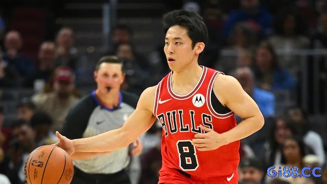 Yuki Kawamura dẫn bóng tại NBA
