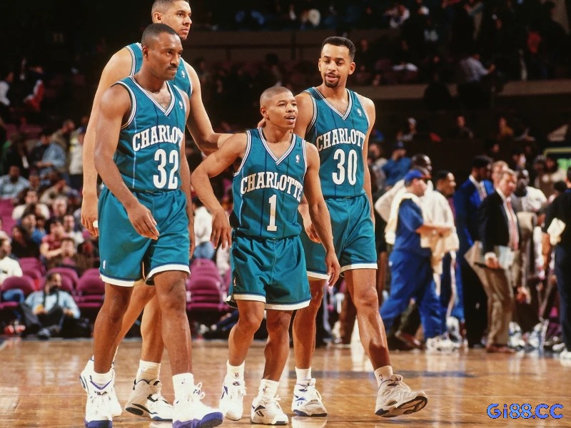Muggsy Bogues dẫn bóng tại NBA ở Mỹ