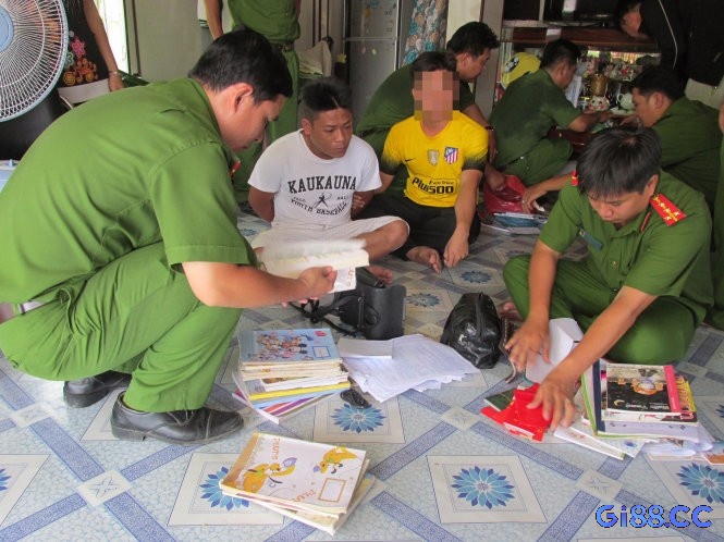 Giấc mơ thấy tham gia đánh bài bị công an bắt là điềm báo bạn đang lo lắng về hậu quả hay một quyết định sai lầm trong cuộc sống của mình